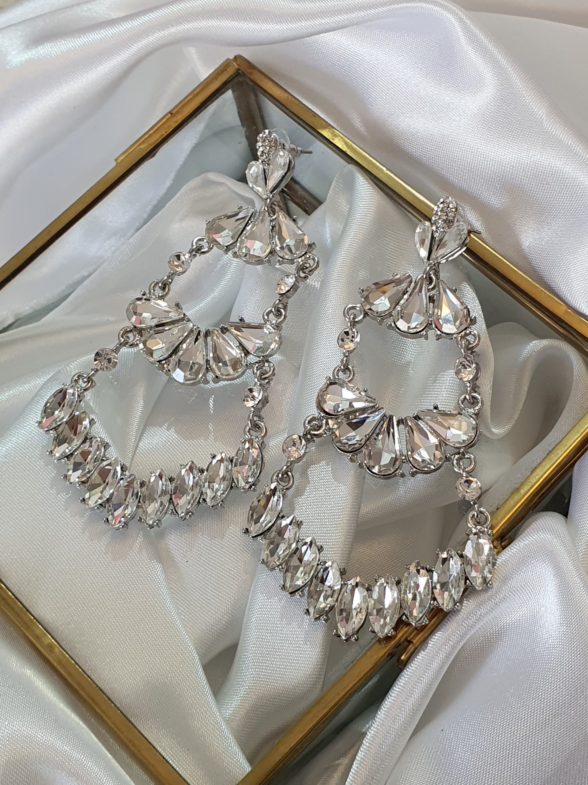 Amazon.com: wekicici Wekicici Rhinestone Hoop Earrings Large Hoop Earrings  with Rhinestone Crystal Hoop Earrings Earrings on Party or Daily Wear for  Women Girl (Gold): Clothing, Shoes & Jewelry